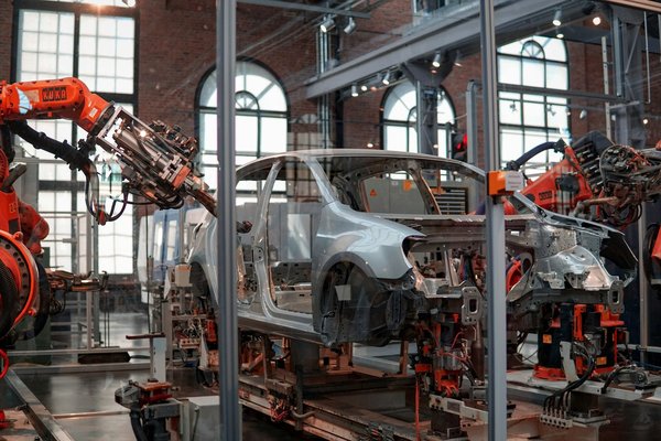 Comment intégrer la robotisation dans les processus de production d'une usine automobile ?